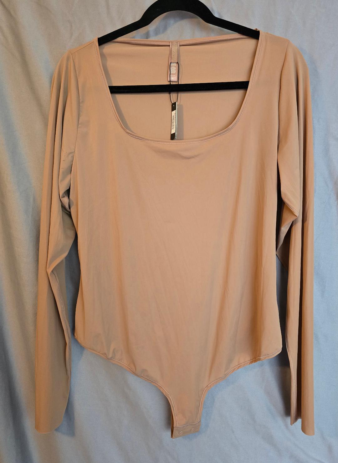 SKIMS ESSENTIAL LONG SLEEVE SCOOP NECK THONG BODYSUIT