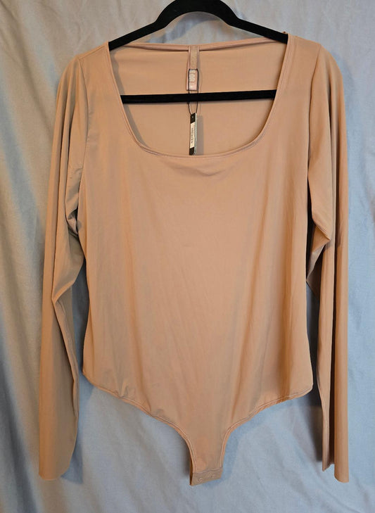 SKIMS ESSENTIAL LONG SLEEVE SCOOP NECK THONG BODYSUIT